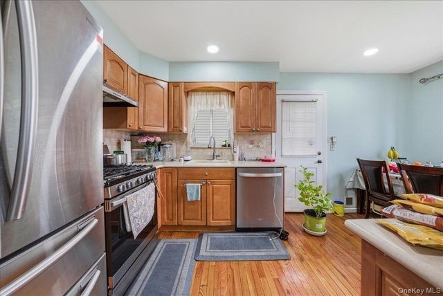 11 Crescent Street, Oyster Bay, NY 11801