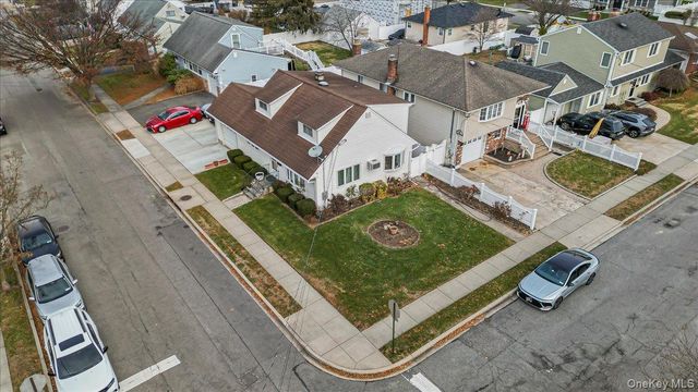 11 Crescent Street, Oyster Bay, NY 11801