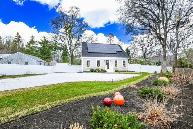 92 Rainbow Ave, Falmouth, MA 02536