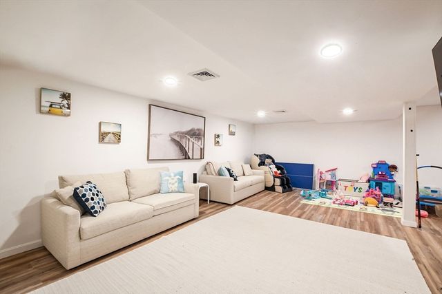 92 Rainbow Ave, Falmouth, MA 02536