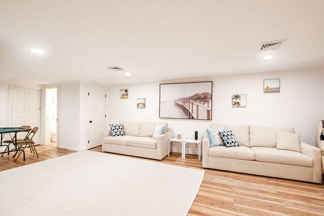 92 Rainbow Ave, Falmouth, MA 02536