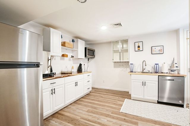 92 Rainbow Ave, Falmouth, MA 02536