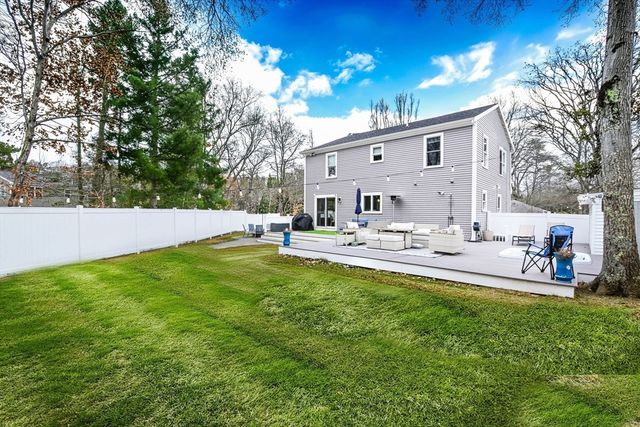 92 Rainbow Ave, Falmouth, MA 02536