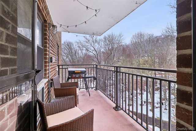 100 Diplomat Drive 7G, Mount Kisco, NY 10549