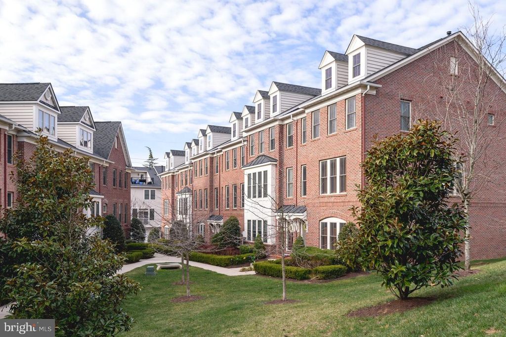 2638 S KENMORE CT, Arlington, VA 22206