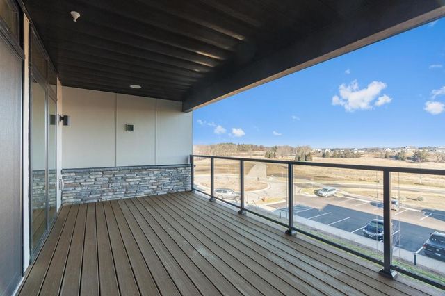 1 Hill Farm Road 307, North Oaks, MN 55127