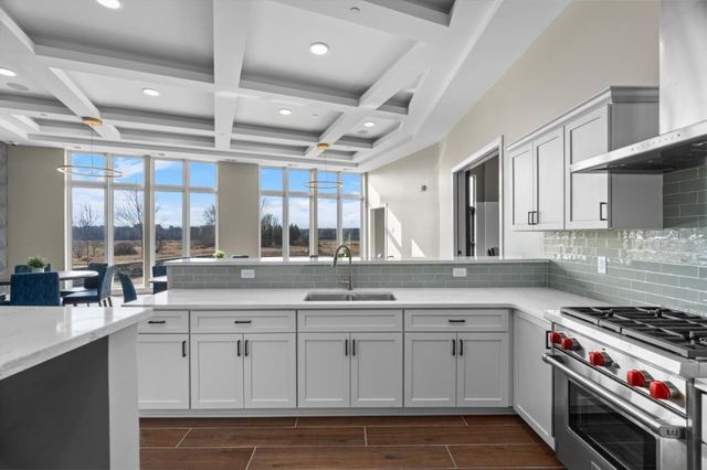 1 Hill Farm Road 307, North Oaks, MN 55127