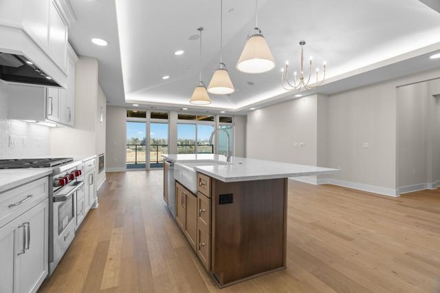 1 Hill Farm Road 307, North Oaks, MN 55127