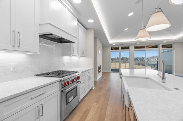 1 Hill Farm Road 307, North Oaks, MN 55127