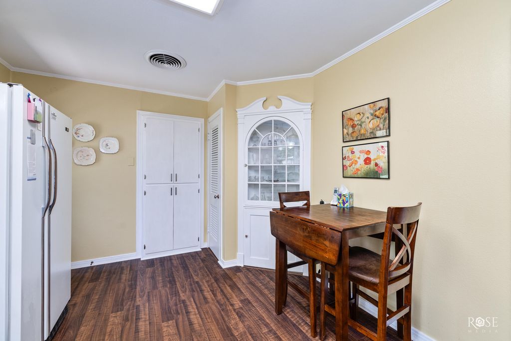 Image 10 of property listing at 2408 W Avenue L, San Angelo, TX 76901
