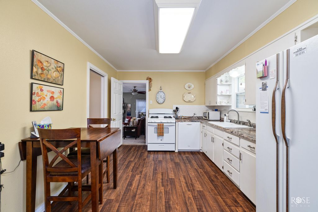 Image 11 of property listing at 2408 W Avenue L, San Angelo, TX 76901