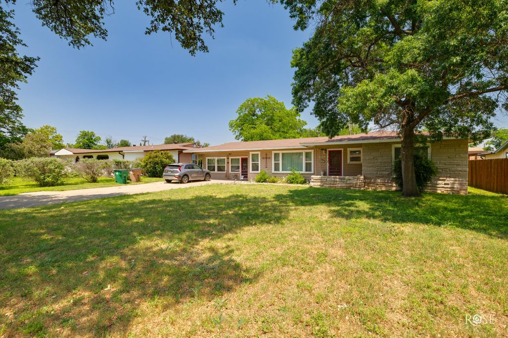 Image 2 of property listing at 2408 W Avenue L, San Angelo, TX 76901