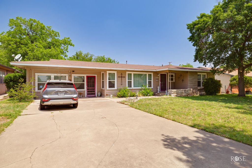 Image 3 of property listing at 2408 W Avenue L, San Angelo, TX 76901