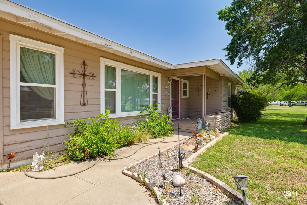 Image 5 of property listing at 2408 W Avenue L, San Angelo, TX 76901