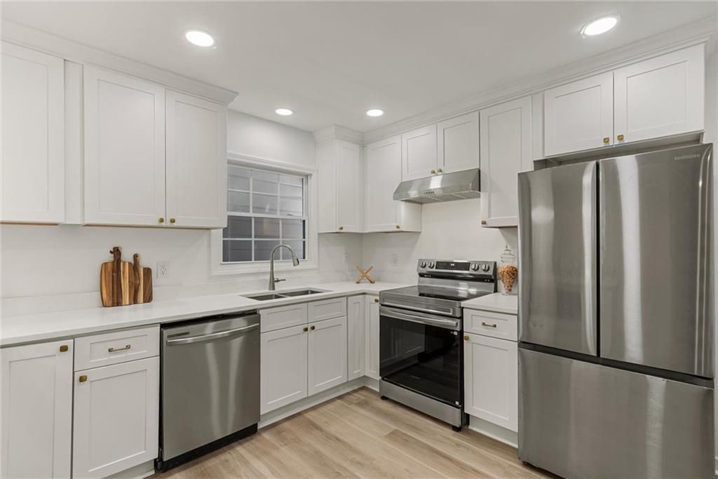 Image 9 of property listing at 1979 Creekside Court, Decatur, GA 30032