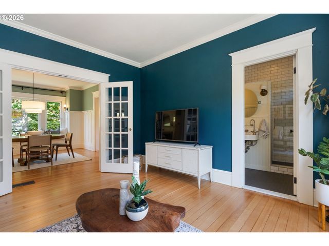 1525 Se MILLER St, Portland, OR 97202