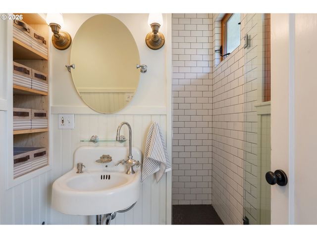 1525 Se MILLER St, Portland, OR 97202