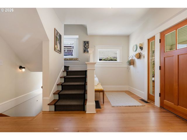 1525 Se MILLER St, Portland, OR 97202