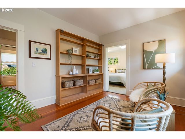 1525 Se MILLER St, Portland, OR 97202