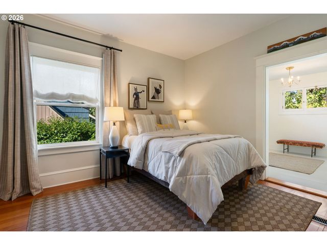 1525 Se MILLER St, Portland, OR 97202