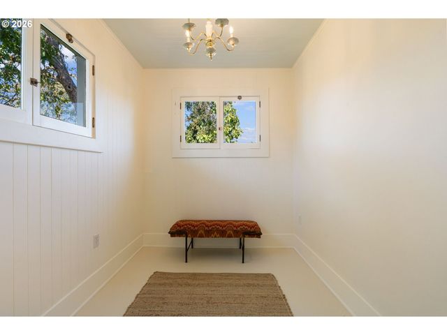 1525 Se MILLER St, Portland, OR 97202