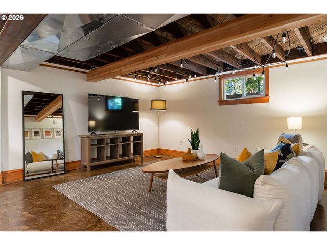1525 Se MILLER St, Portland, OR 97202
