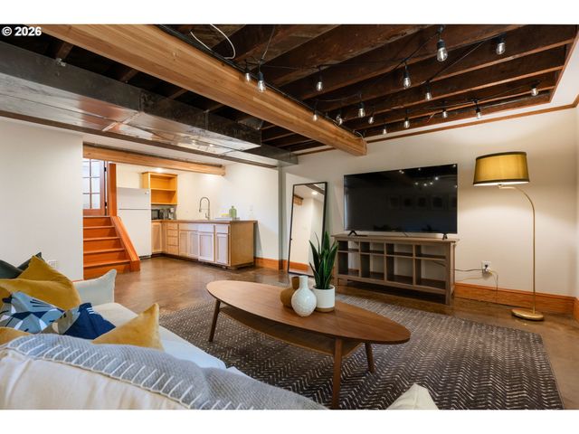 1525 Se MILLER St, Portland, OR 97202