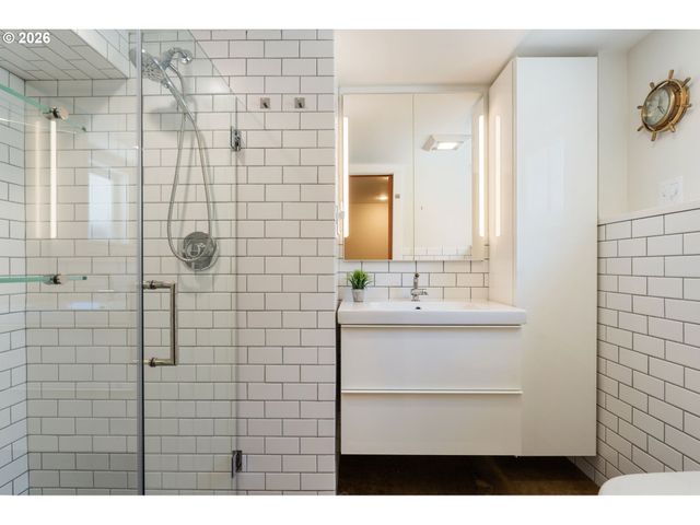 1525 Se MILLER St, Portland, OR 97202