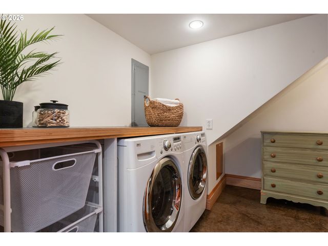 1525 Se MILLER St, Portland, OR 97202