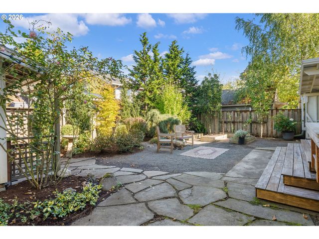 1525 Se MILLER St, Portland, OR 97202