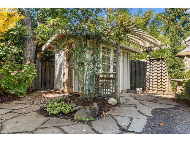 1525 Se MILLER St, Portland, OR 97202
