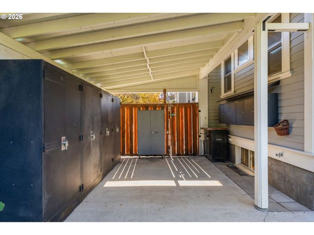 1525 Se MILLER St, Portland, OR 97202