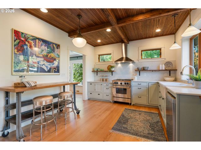 1525 Se MILLER St, Portland, OR 97202