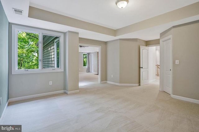 502 SENECA KNOLL CT, Great Falls, VA 22066