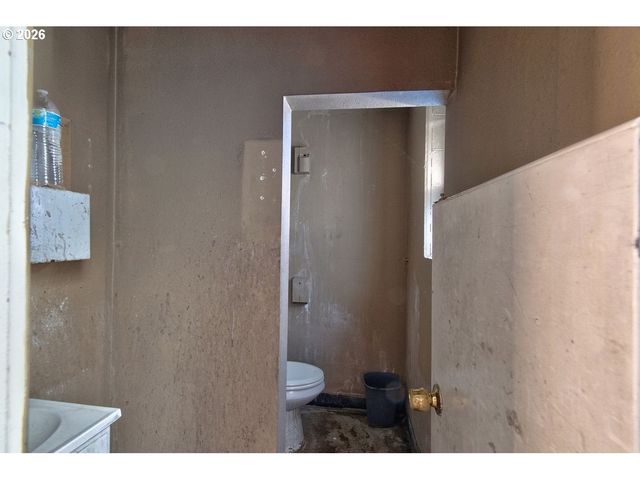 8523 Se STARK St, Portland, OR 97216