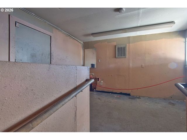 8523 Se STARK St, Portland, OR 97216