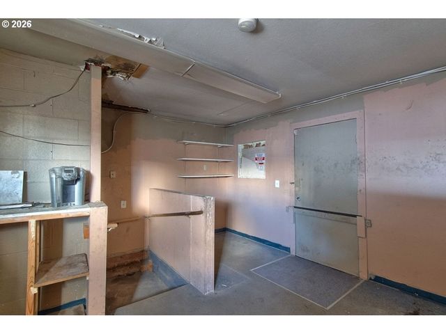 8523 Se STARK St, Portland, OR 97216