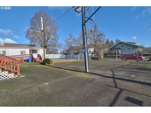 8523 Se STARK St, Portland, OR 97216