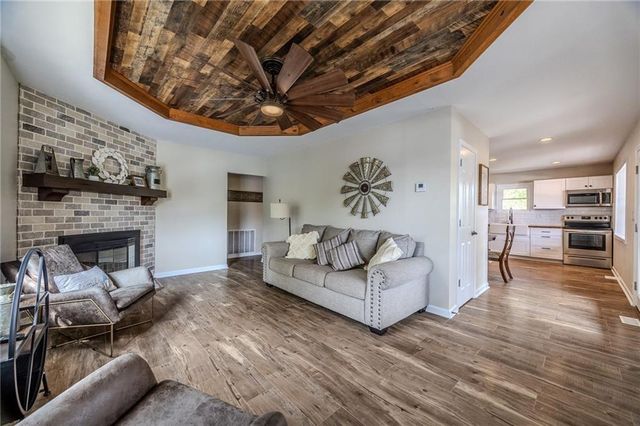 28247 W Cove Drive, Lincoln, MO 65338