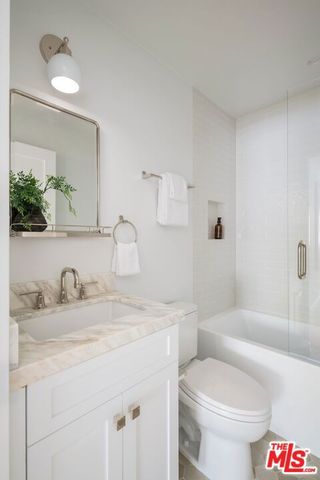 11319 Rose Avenue, Los Angeles, CA 90066