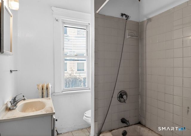 695 697 Laurel Avenue, Bridgeport, CT 06604