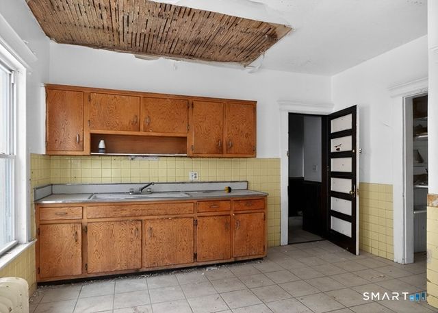 695 697 Laurel Avenue, Bridgeport, CT 06604