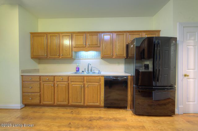 5939 Ashwood Bluff Dr, Louisville, KY 40207