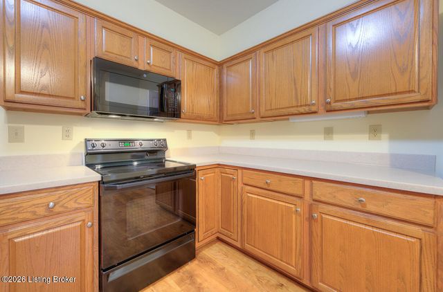 5939 Ashwood Bluff Dr, Louisville, KY 40207