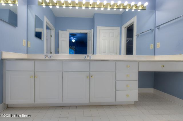 5939 Ashwood Bluff Dr, Louisville, KY 40207