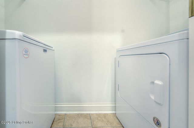 5939 Ashwood Bluff Dr, Louisville, KY 40207