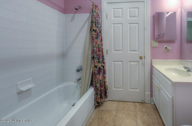 5939 Ashwood Bluff Dr, Louisville, KY 40207