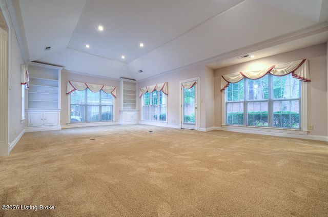 5939 Ashwood Bluff Dr, Louisville, KY 40207