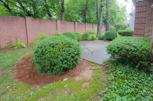 5939 Ashwood Bluff Dr, Louisville, KY 40207