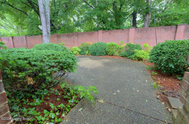 5939 Ashwood Bluff Dr, Louisville, KY 40207